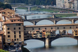 zoom in on Arno river bridges