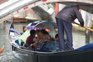 poor gondoliers have to work in the rain