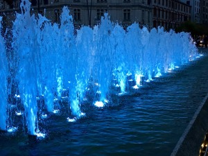 this fountain changed colours