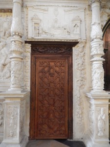 Mudéjar door, entrance to the choir, on which is placed a relief with St. Peter presiding over the court of inquisition