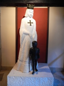 statue depicts Ferdinand as a boy, with his mother, Queen Juana